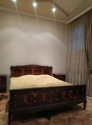 Отели типа «постель и завтрак» Bi-ky Кутаиси Двухместный номер с двуспальной кроватью и дополнительной кроватью-2